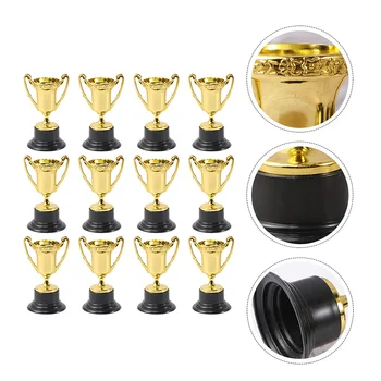 Трофеи, награди за мини-деца, пластмасови награди, златни футболен награда на парти, на малка церемония по награждаване на звезди, награди за победителите.