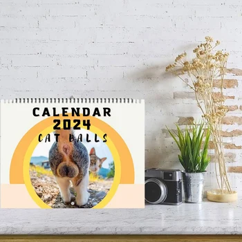 Календар с кошачьими топки 25x19 см, Забавен календар с котешки дырочкой в задника, 12-месечен календар с кошачьими топки в 2024 година