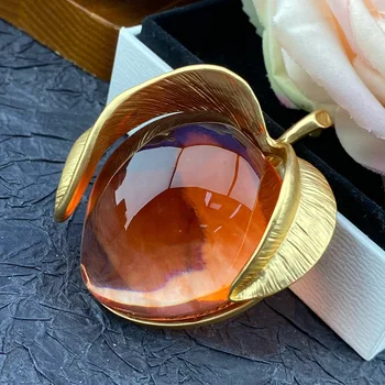 Стилна скъпа брошка с инкрустация от желейного стъкло в стил персиковом
