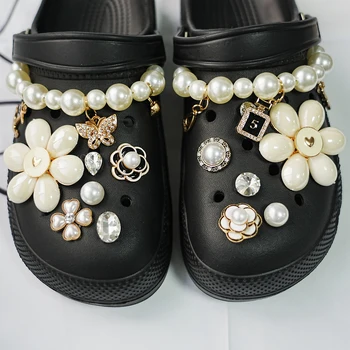 Окачване за обувки Lovely Flower Croc, е Черно-бяла перлена декорация за обувки, блестящи аксесоари Croc за момичета
