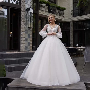 Луксозна сватбена бална рокля с аппликацией от иллюзионного дантела с буйни дълги ръкави в Прекрасна сватбена рокля на копчета отзад