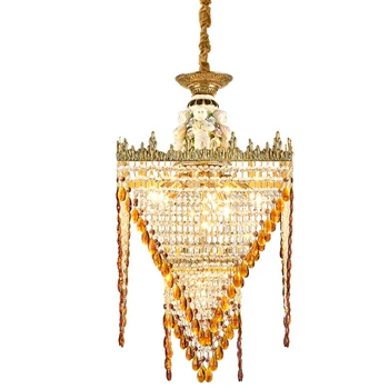Френски полилей от мед хол с трапезария и кристален лампа в луксозна атмосфера и Европейската вила хол bellhops лампи
